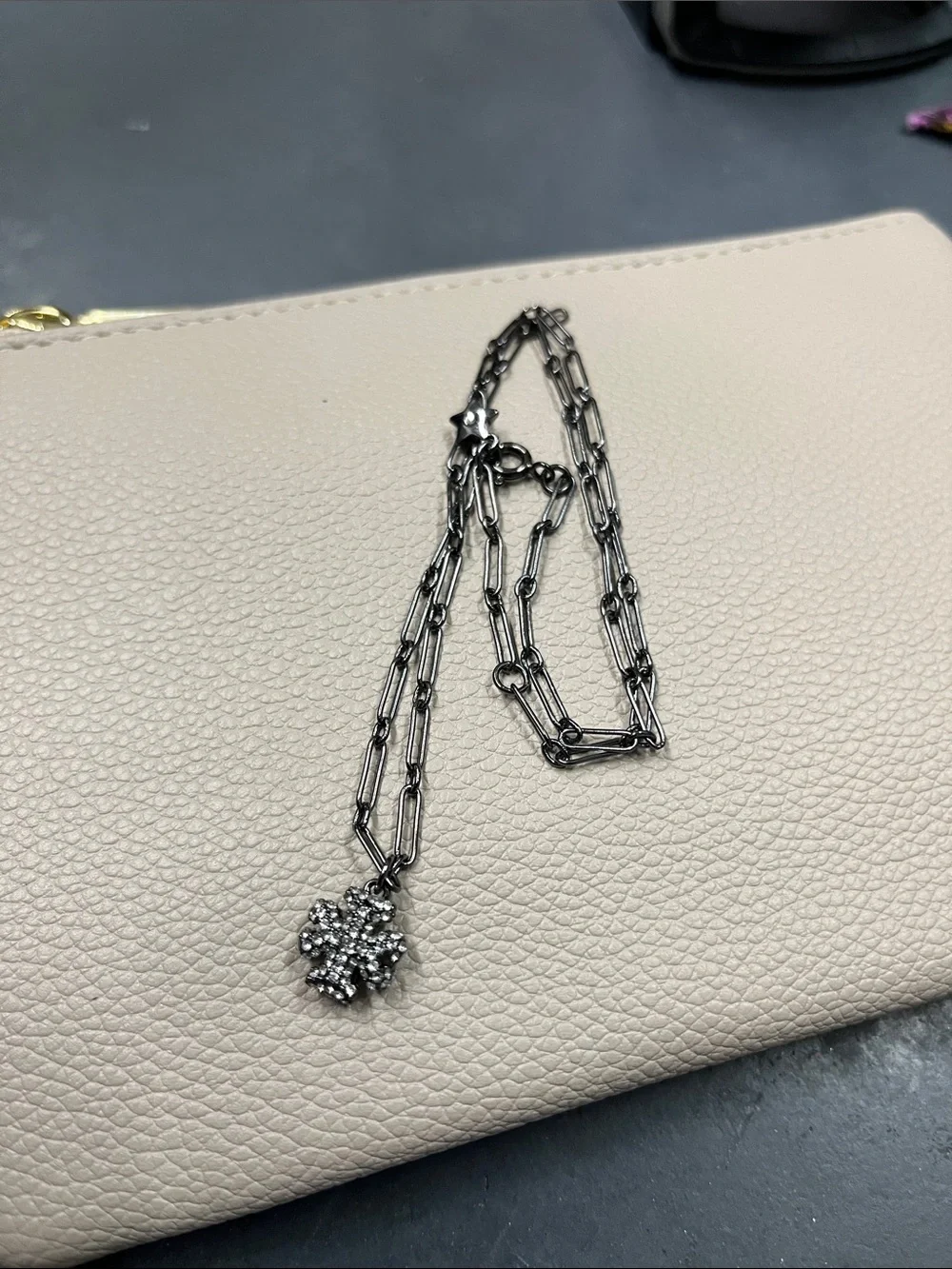 NWOT Tory Burch Kira Clover Pave Pendant Necklace Paperclip Style Gunmetal Grey